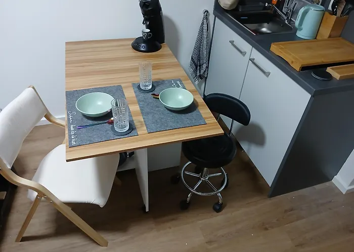 Modernesminizimmer-Stadtnah-Selfcheckin-Parkplatz
